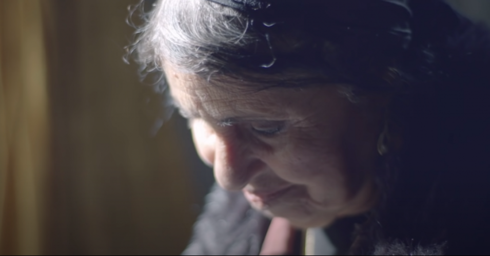 סבתא יונה. | מסך