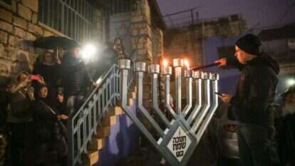 הדלקת נרות חנוכה של חב"ד. צפת 2018. | דוד כהן, פלאש 90