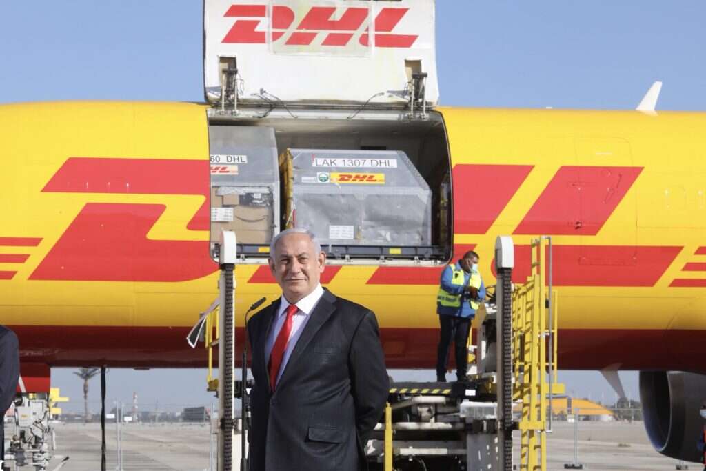 ראש הממשלה נתניהו עם משלוח החיסונים. | מרק ישראל סלם