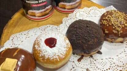 סופגניות מתערובת להכנת סופגניות של מלכת הג'לי. | יחצ