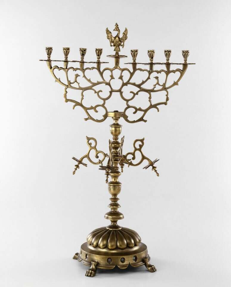 מנורת חנוכה לבית כנסת, פולין, המאה ה־ 18.  אוסף שטיגליץ, ניתן למוזיאון בעזרת תרומה מאת אריקה ולודוויג יסלזון, ניו־יורק, לידידי מוזיאון ישראל בארה"ב. | © מוזיאון ישראל, ירושלים, אבי גנור