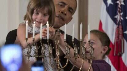הנשיא אובמה מדליק נרות בחנוכיית החירות, 2013. | AP