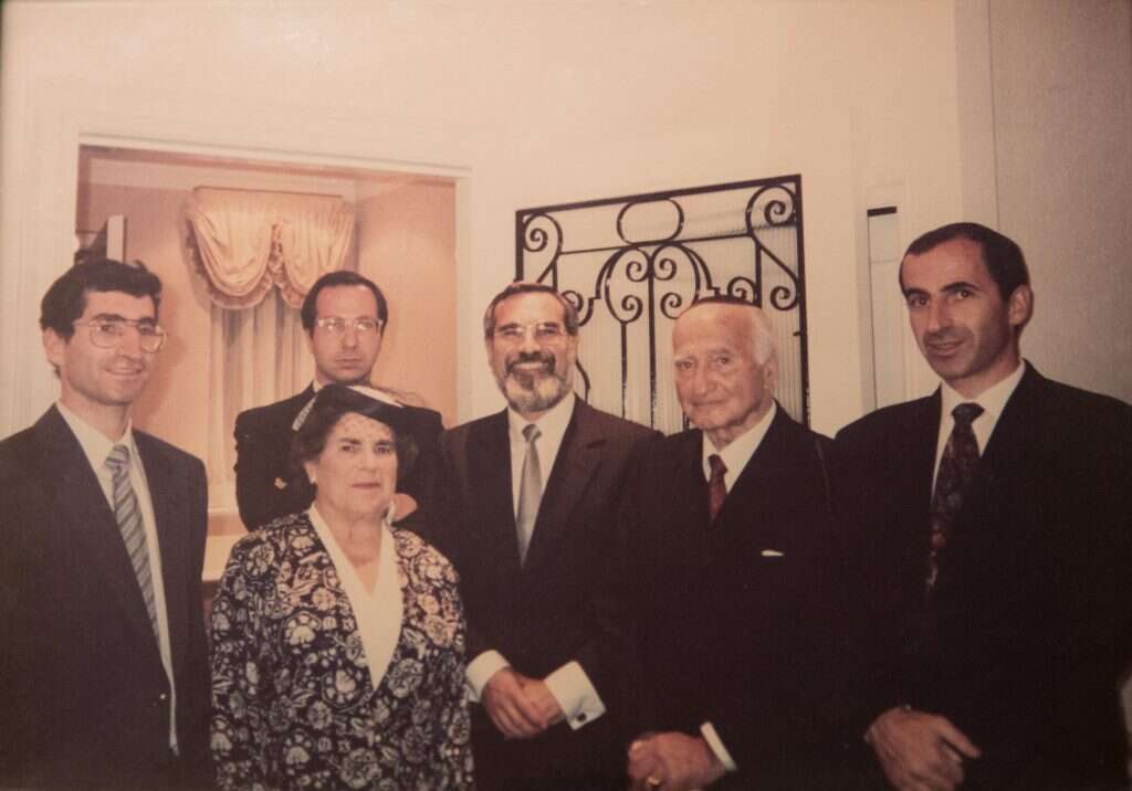 מחוץ לישראל הוא ללא ספק הרב המוכר ביותר. עם מינויו לרב הראשי. | באדיבות המשפחה