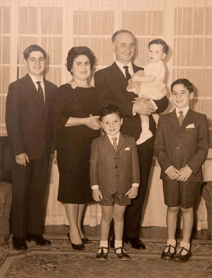 בית יהודי־בריטי ממוצע. יונתן (משמאל) בבר המצווה, אלן במרכז. | באדיבות המשפחה