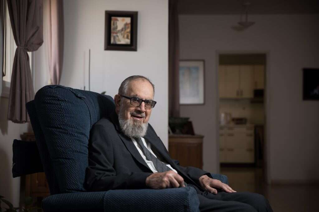 מנטור במערה מטאפורית. הרב רבינוביץ' ז"ל. | הדס פרוש, פלאש 90