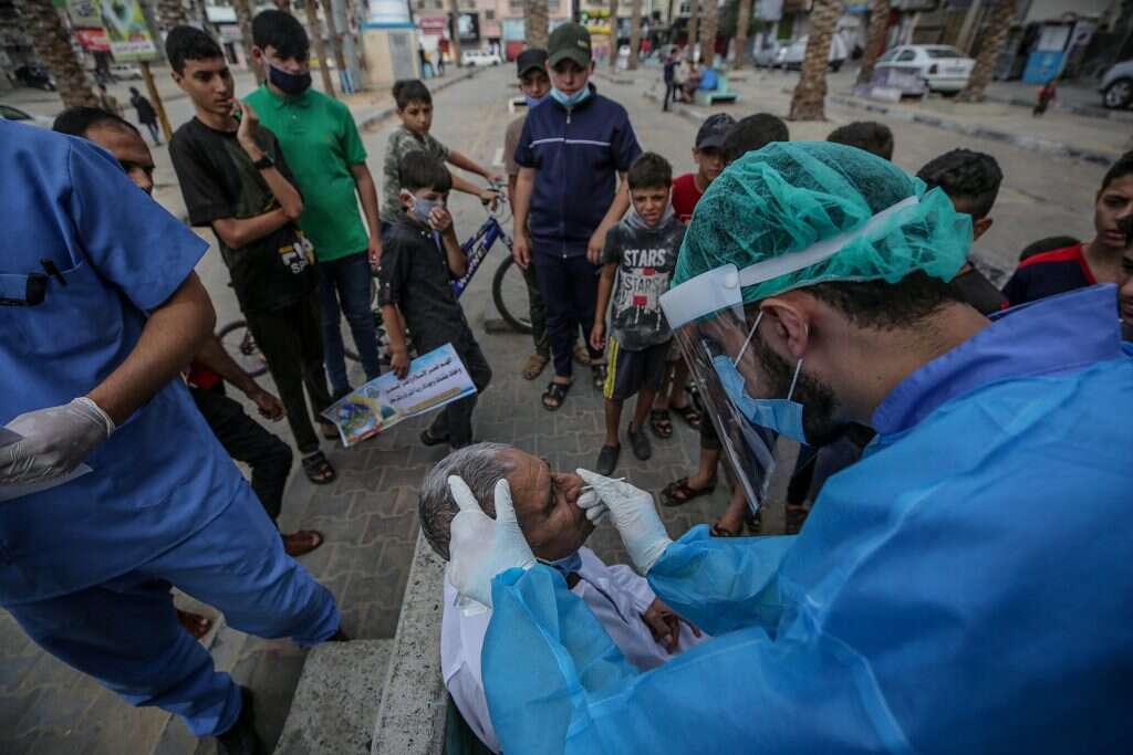 בדיקת קורונה בצפון רצועת עזה לאחר תפילות יום שישי, בחודש הקודם. | EPA