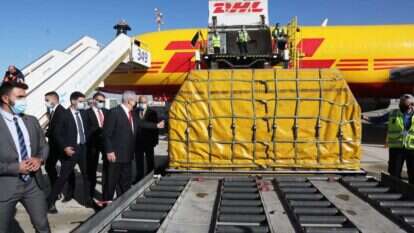 משלוח החיסונים הראשון נוחת בישראל. | EPA