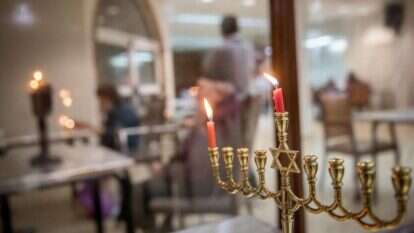 הדלקת נרות חנוכה בבית טובי העיר. | יונתן זינדל, פלאש 90 הדלקת נרות חנוכה בבית טובי העיר. | יונתן זינדל, פלאש 90