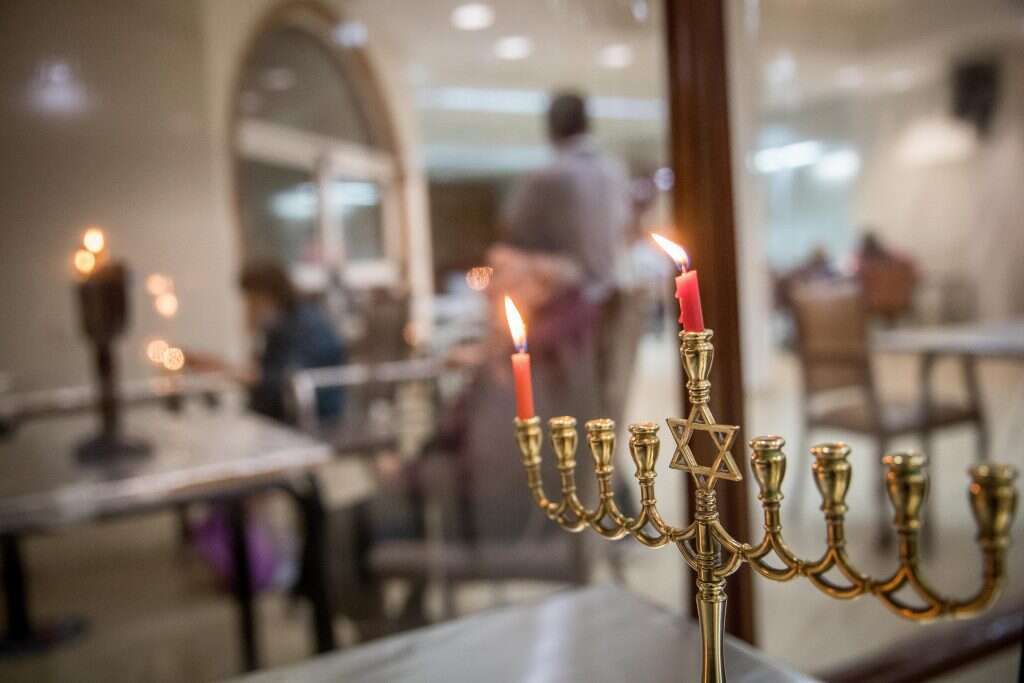 הדלקת נרות חנוכה בבית טובי העיר. | יונתן זינדל, פלאש 90