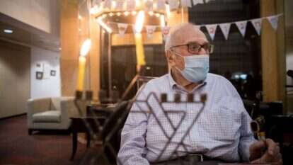 הדלקת נרות חנוכה בבית טובי העיר. | יונתן זינדל, פלאש 90