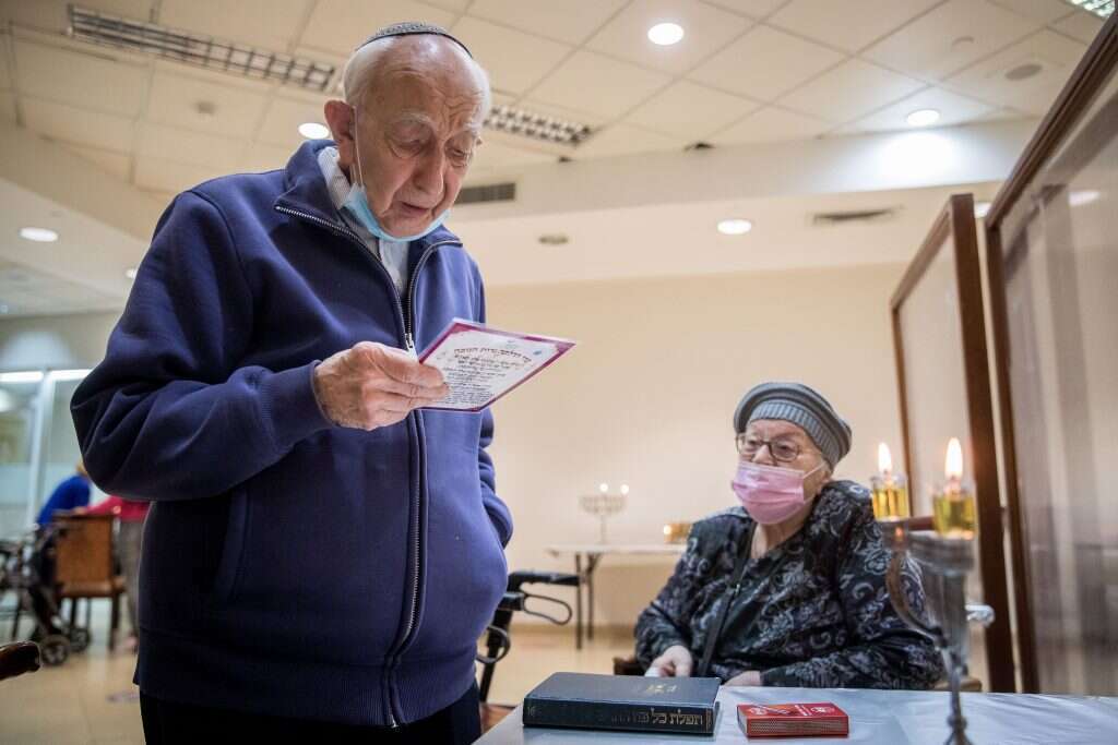 הדלקת נרות חנוכה בבית טובי העיר. | יונתן זינדל, פלאש 90
