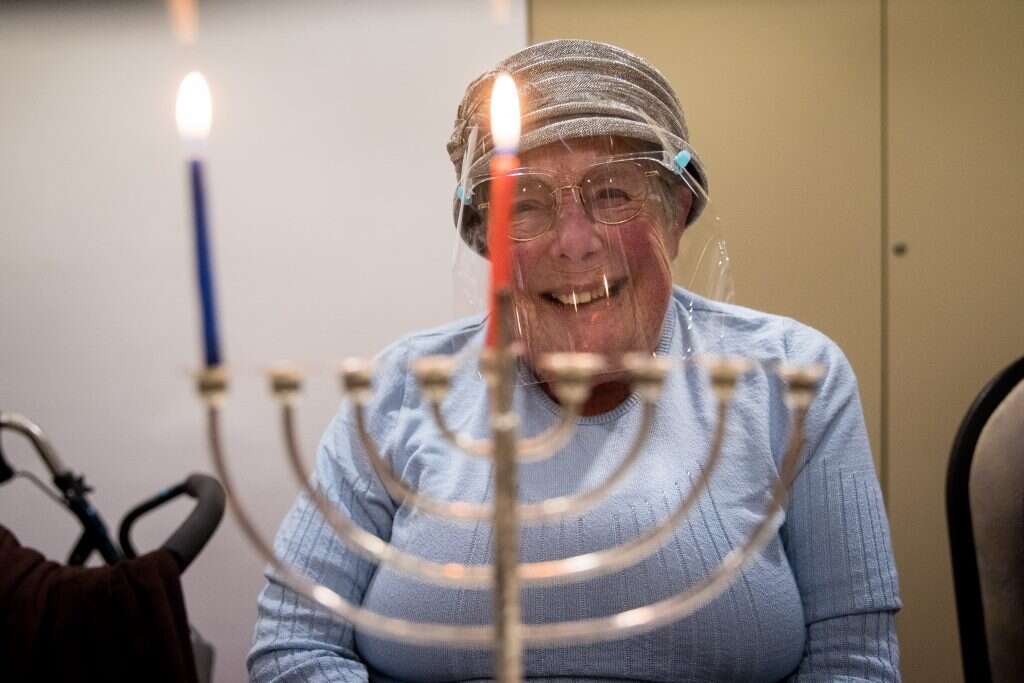 הדלקת נרות חנוכה בבית טובי העיר. | יונתן זינדל, פלאש 90