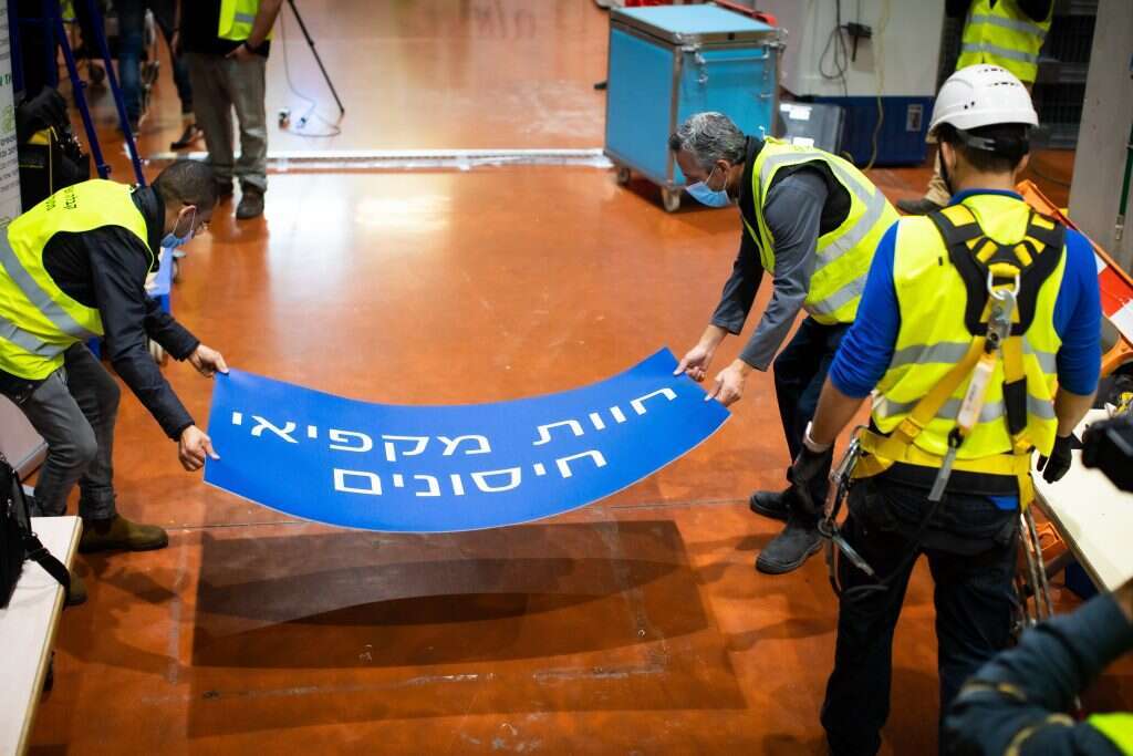 הכנות לקליטת חיסוני הקורונה במתחם חברת טבע, השבוע. | אריק סולטן