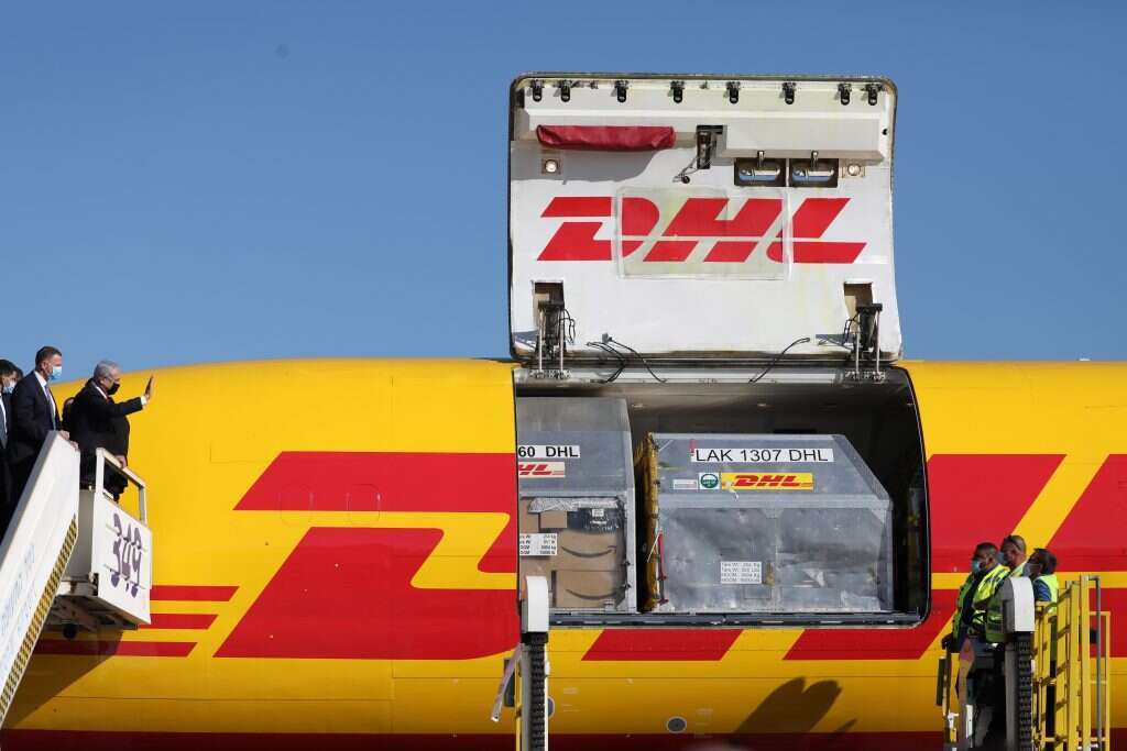 נתניהו (משמאל) בפריקת מטען חיסוני הקורונה בנתב"ג, ביום רביעי. | EPA