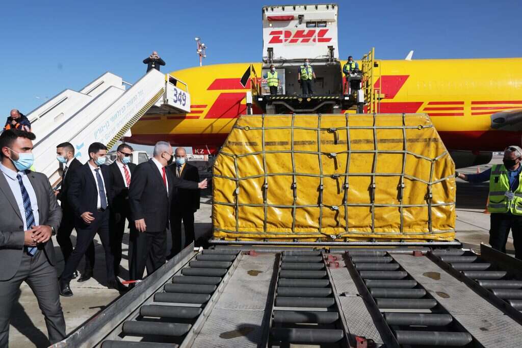 נתניהו בפריקת מטען חיסוני הקורונה בנתב"ג, | EPA