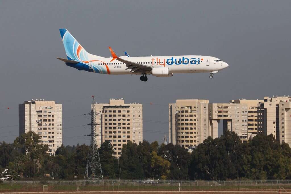 שלום תמורת שלום. מטוס נוסעים מדובאי בשמי תל־אביב. | EPA שלום תמורת שלום. מטוס נוסעים מדובאי בשמי תל־אביב. | EPA