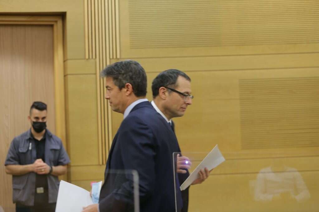 האוזר והנדל. | אלכס קולומויסקי