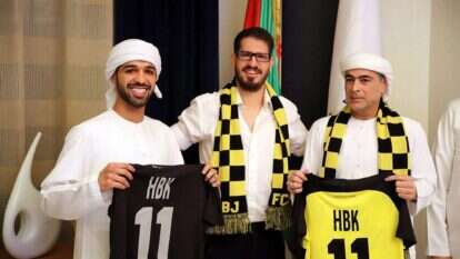 משה חוגג (במרכז) עם חמד בן ח'ליפה ובנו מוחמד. | EPA