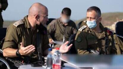 כוכבי מסייר בעוצבת הבשן. משמאל: מפקד עוצבת הבשן תא"ל רומן גופמן. | דובר צה"ל כוכבי מסייר בעוצבת הבשן. משמאל: מפקד עוצבת הבשן תא"ל רומן גופמן. | דובר צה"ל