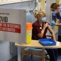 האחות פיונה צ'רצ'יל מקבלת חיסון קורונה מהאחות קייטי מקינטוש, השבוע בבריטניה. | AFP