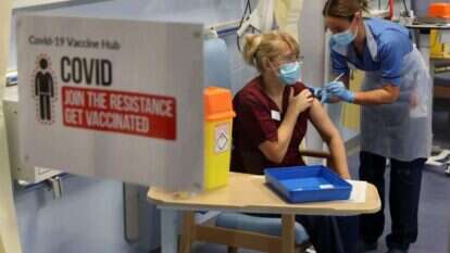 האחות פיונה צ'רצ'יל מקבלת חיסון קורונה מהאחות קייטי מקינטוש, השבוע בבריטניה. | AFP