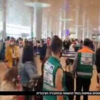 הצפיפות בנתב"ג. | מסך מתוך המהדורה המרכזית בחדשות 12 הצפיפות בנתב"ג. | מסך מתוך המהדורה המרכזית בחדשות 12