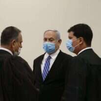 נתניהו ופרליטיו בדיון הפתיחה של משפטו. | עמית שאבי