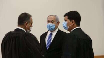 נתניהו ופרליטיו בדיון הפתיחה של משפטו. | עמית שאבי