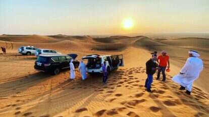 טיול בדיונות של איחוד האמירויות. | אריאל שנבל