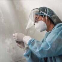 אחות מתכוננת לחסן נגד קורונה. | AFP