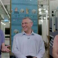 מימין: מנכ"ל riseup יובל סמט, הרב בני לאו והמשקיע מייקל אייזנברג. | עמית דקל הפקות