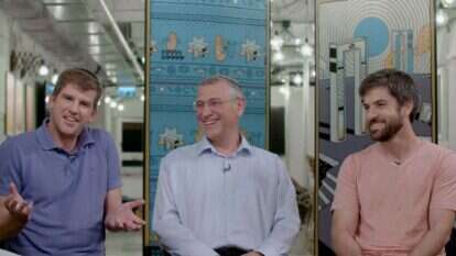 מימין: מנכ"ל riseup יובל סמט, הרב בני לאו והמשקיע מייקל אייזנברג. | עמית דקל הפקות