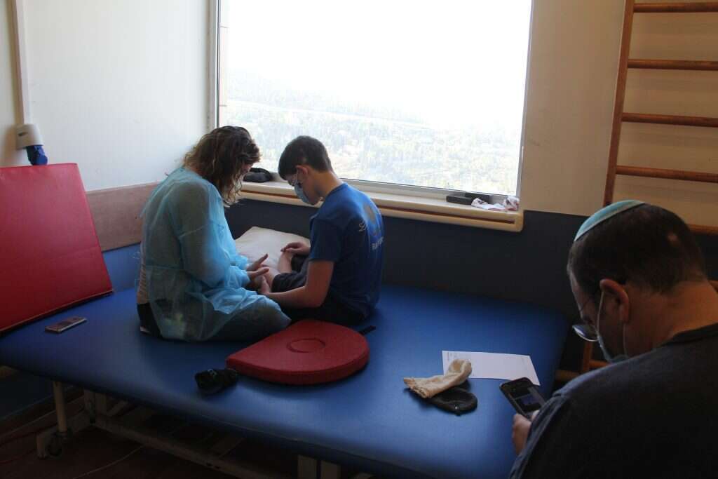 לאחר עשרה ניתוחים, הוא לומד לחיות עם רגל קטועה ולדבר מחדש. איתי בטיפול בבית החולים אלי"ן. | נועה ארד לאחר עשרה ניתוחים, הוא לומד לחיות עם רגל קטועה ולדבר מחדש. איתי בטיפול בבית החולים אלי"ן. | נועה ארד