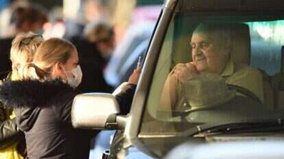 אחות מחסנת מטופל במתחם "התחסן וסע" בצפון־מזרח אנגליה. | AFP