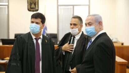 נתניהו ועורכי דינו בבית המשפט בירושלים, מאי 2020. | עמית שאבי