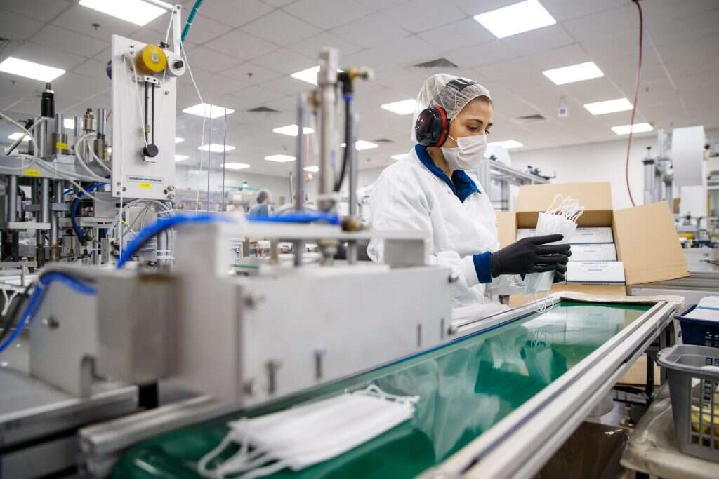 באפריל עבדו 24 שעות ביממה, היום כבר לא מייצרים בקצב הזה. פס הייצור במפעל שיאון. | לירון מולדובן באפריל עבדו 24 שעות ביממה, היום כבר לא מייצרים בקצב הזה. פס הייצור במפעל שיאון. | לירון מולדובן