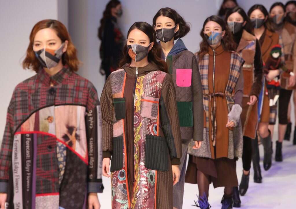 תואמות את בד החצאית, מנומרות וכאלה שמשלימות את הלוק. שבוע האופנה בקוריאה. | EPA תואמות את בד החצאית, מנומרות וכאלה שמשלימות את הלוק. שבוע האופנה בקוריאה. | EPA