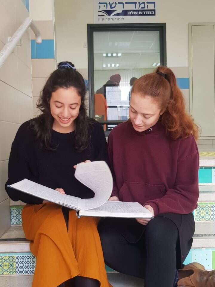 תלמידות מדרשת אמית מודיעין. צילם: ליאת וגשל תלמידות מדרשת אמית מודיעין. צילם: ליאת וגשל