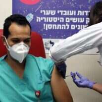 עובד בריאות בבית חולים שערי צדק מקבל חיסון נגד קורונה. | AFP