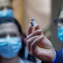 בקבוקון החיסון של נתניהו ואדלשטיין. | AFP