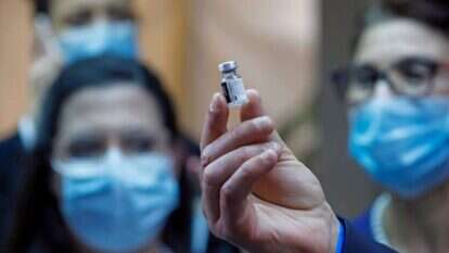 בקבוקון החיסון של נתניהו ואדלשטיין. | AFP