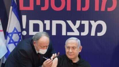 ראש הממשלה בנימין נתניהו מתחסן נגד קורונה בבית החולים שיבא תל השומר. | עמוס בן גרשום, לע"מ