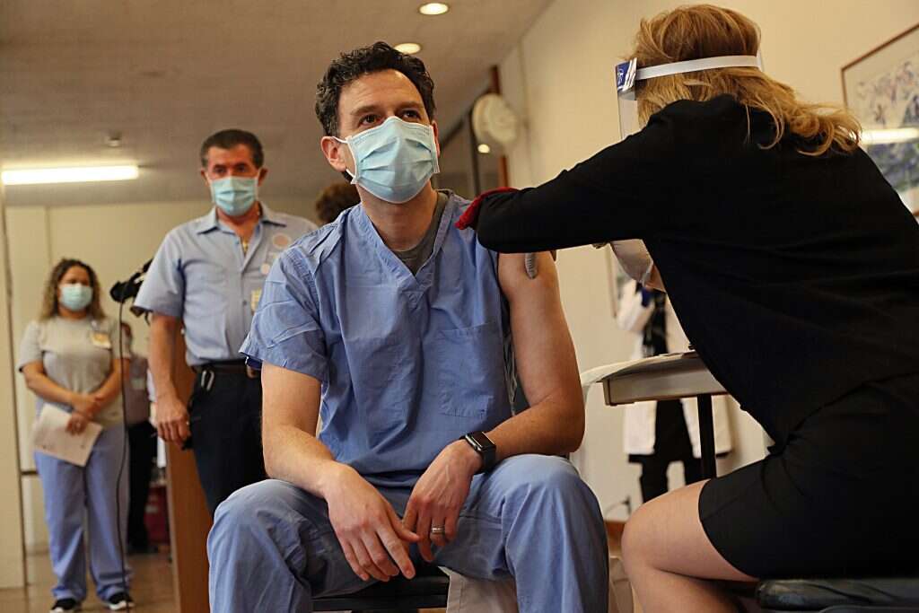 מתחסנים לקורונה ברוד-איילנד. | EPA