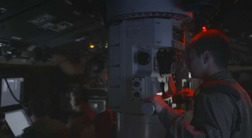 צולל משקיף בפריסקופ. | דובר צה''ל