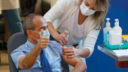 פרופ' רוני גמזו מתחסן נגד קורונה. | AFP