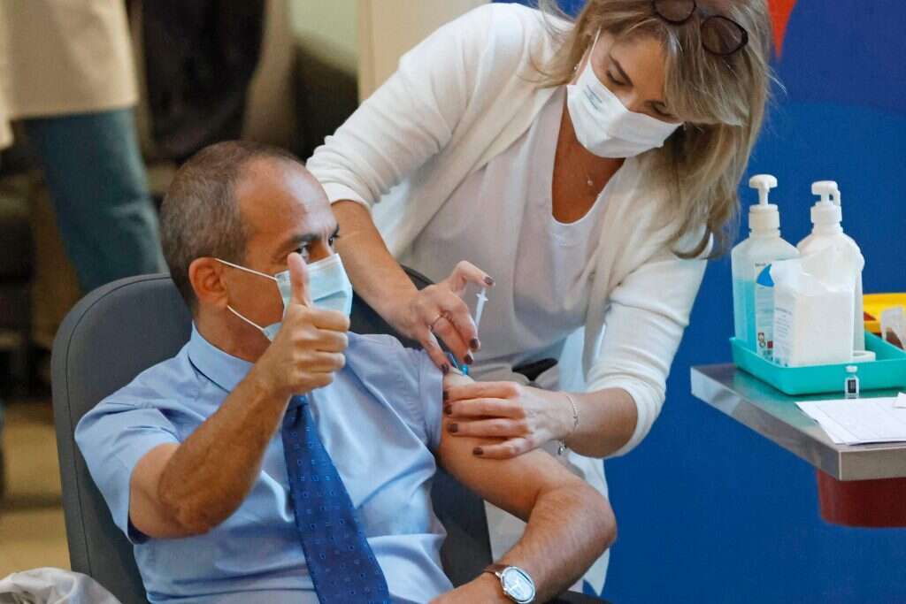 פרופ' רוני גמזו מתחסן נגד קורונה. | AFP