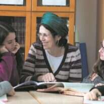 בנות סיירת גמרא באולפנת אמית אוריה בבאר שבע עם המנהלת נעה הכהן. | אברהם יצחק מאיר