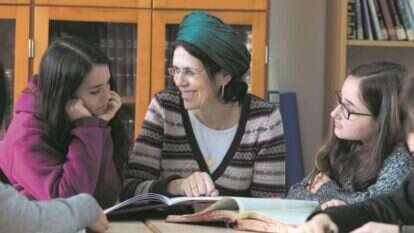 בנות סיירת גמרא באולפנת אמית אוריה בבאר שבע עם המנהלת נעה הכהן. | אברהם יצחק מאיר בנות סיירת גמרא באולפנת אמית אוריה בבאר שבע עם המנהלת נעה הכהן. | אברהם יצחק מאיר