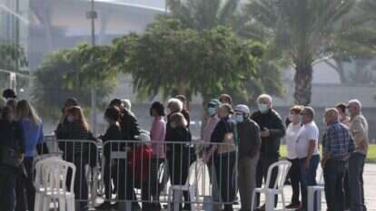 מתחמי חיסונים בכל הארץ. תור לקבלת חיסון בתל אביב. | EPA