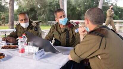 הרמטכ"ל כוכבי, אלוף פיקוד מרכז תמיר ידעי ומח"ט מנשה. | דו"צ